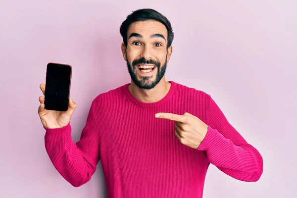 Fiatal Spanyol Férfi Gazdaság Smartphone Mutatja Üres Képernyőn Ünnepli Őrült — Stock Fotó