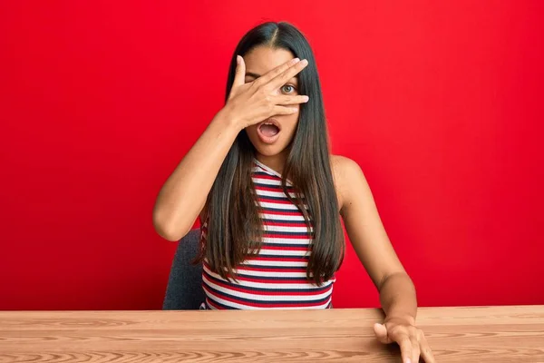 Vacker Latinamerikansk Kvinna Klädd Avslappnade Kläder Sittandes Bordet Och Kikade — Stockfoto