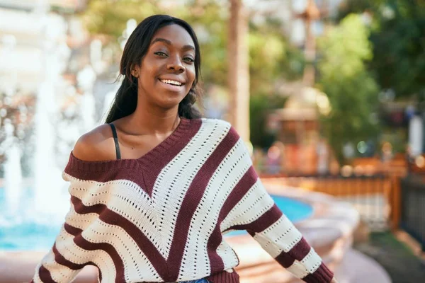 Junge Afroamerikanerin Lächelt Glücklich Park — Stockfoto