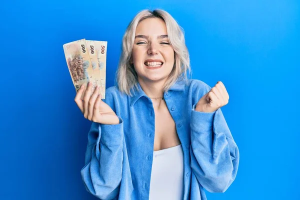 Jovem Loira Segurando Novas Notas Dólares Taiwan Gritando Orgulhoso Celebrando — Fotografia de Stock