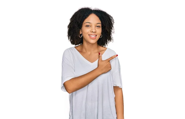 Chica Afroamericana Joven Con Ropa Casual Alegre Con Una Sonrisa — Foto de Stock