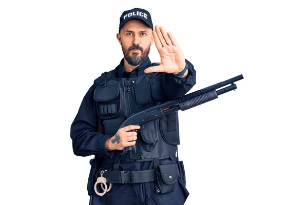 Polis Üniforması Giyen Elinde Pompalı Tüfekle Genç Yakışıklı Bir Adam — Stok fotoğraf