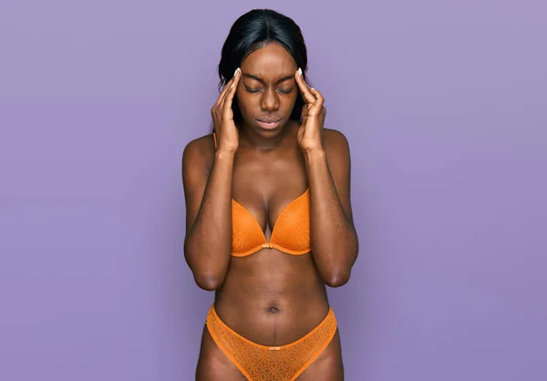 Mladá Africká Američanka Nosí Spodní Prádlo Rukou Hlavě Kvůli Bolesti — Stock fotografie