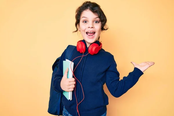 Söt Latinamerikansk Barn Håller Student Ryggsäck Och Böcker Fira Seger — Stockfoto