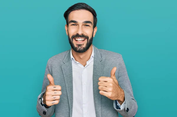 Joven Hombre Hispano Con Ropa Negocios Signo Éxito Haciendo Gesto — Foto de Stock