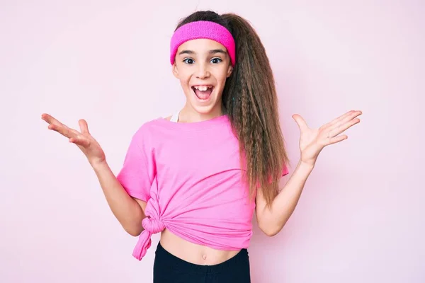 Schattig Hispanic Kind Meisje Dragen Sportkleding Vieren Overwinning Met Een — Stockfoto