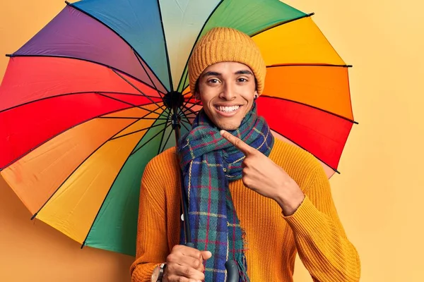Joven Africano Amerciano Sosteniendo Colorido Paraguas Sonriendo Feliz Señalando Con — Foto de Stock
