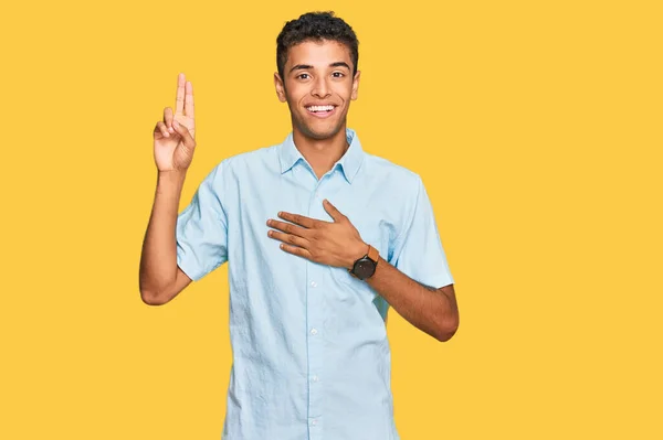 Jovem Afro Americano Bonito Vestindo Roupas Casuais Sorrindo Jurando Com — Fotografia de Stock