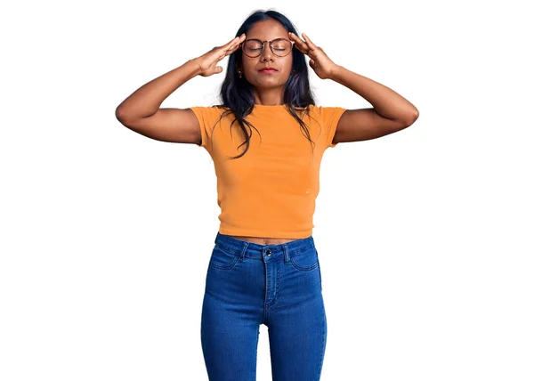 Jeune Fille Indienne Portant Des Vêtements Décontractés Des Lunettes Avec — Photo