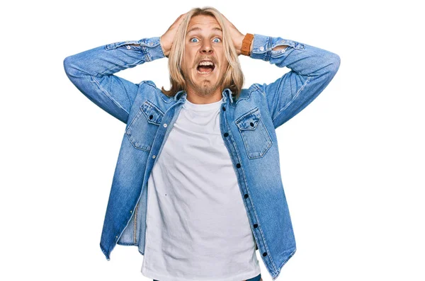 Biały Mężczyzna Blond Długimi Włosami Luźnej Kurtce Jeansowej Szalony Przerażony — Zdjęcie stockowe
