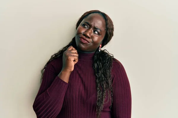 Afrikaanse Jonge Vrouw Dragen Casual Kleding Denken Geconcentreerd Twijfel Met — Stockfoto