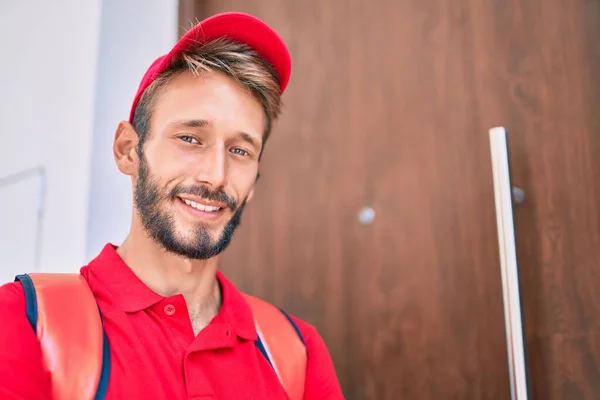 Caucásico Repartidor Hombre Vistiendo Rojo Uniforme Entrega Mochila Sonriente Feliz —  Fotos de Stock