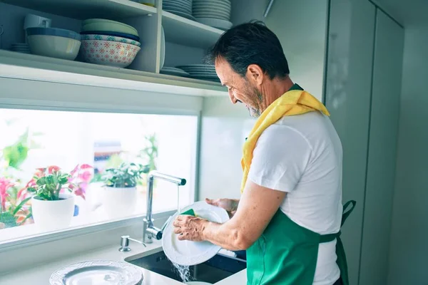 Hombre Mediana Edad Con Barba Sonriendo Feliz Lavando Platos Casa — Foto de Stock