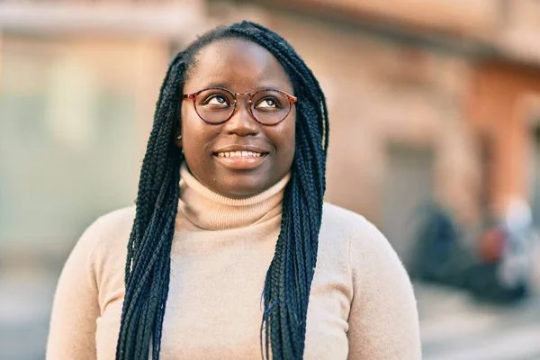 Genç Afrikalı Amerikalı Kadın Gülümseyerek Şehirde Mutlu Mesut Duruyor — Stok fotoğraf