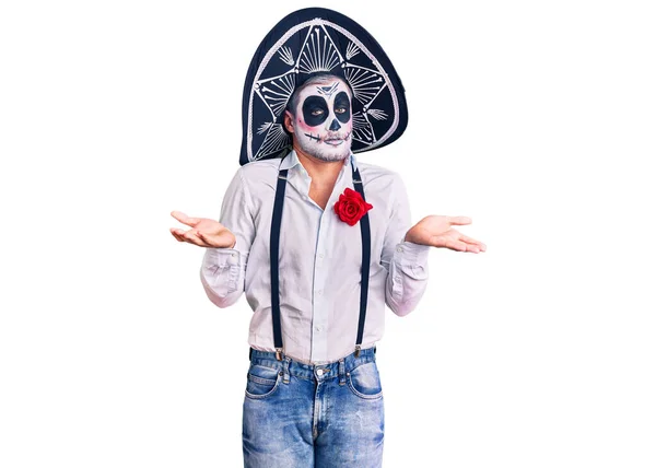Hombre Vistiendo Día Del Disfraz Muerto Sobre Fondo Despistado Confundido —  Fotos de Stock