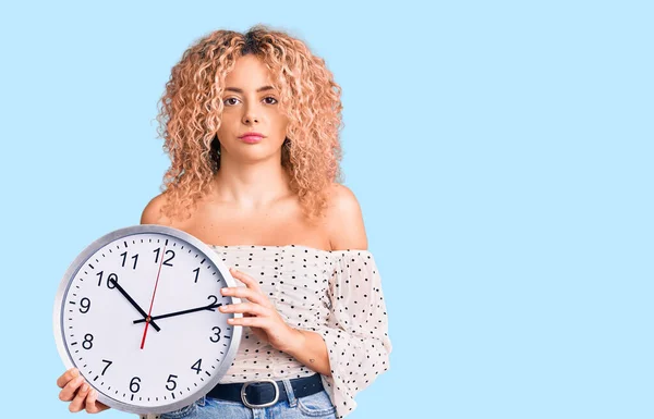 Giovane Donna Bionda Con Capelli Ricci Possesso Grande Orologio Atteggiamento — Foto Stock