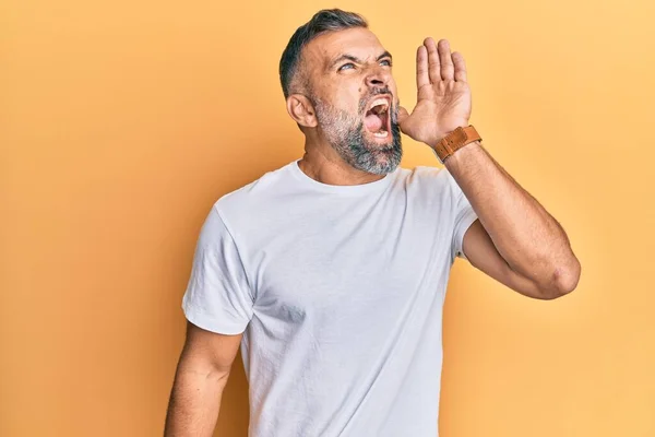 Middle Age Handsome Man Wearing Casual White Tshirt Shouting Screaming — Stock Photo, Image