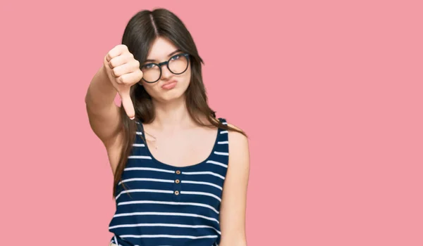 Menina Branca Bonita Nova Vestindo Roupas Casuais Óculos Olhando Infeliz — Fotografia de Stock