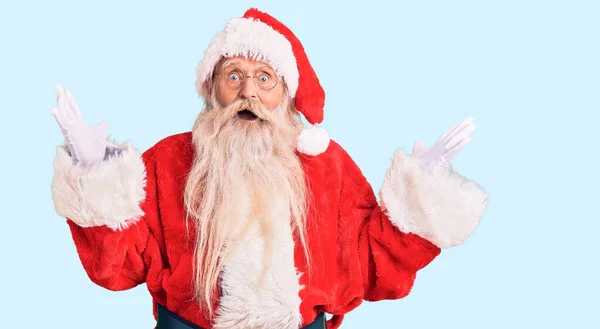 Old Senior Man Grey Hair Long Beard Wearing Traditional Santa — Stock Photo, Image