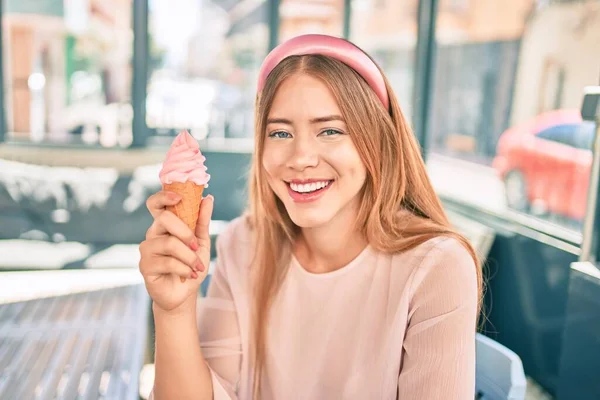 若いです白人の女の子笑顔幸せな食べるアイスクリーム座っていますコーヒーショップテラス — ストック写真