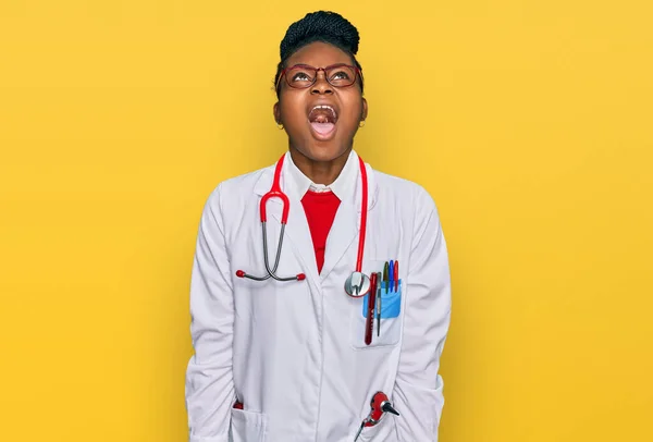 Fiatal Afro Amerikai Orvosi Egyenruhában Sztetoszkóppal Dühösen Őrülten Sikoltozva Frusztráltan — Stock Fotó