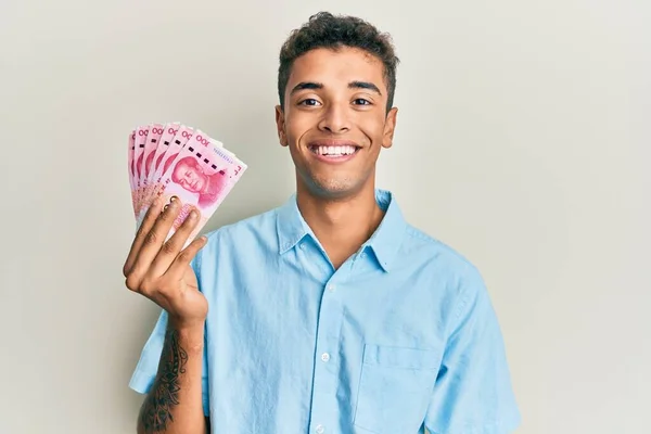 Joven Hombre Afroamericano Guapo Sosteniendo Billetes Chinos 100 Yuanes Que — Foto de Stock