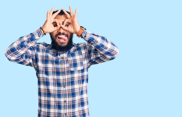 Junger Arabischer Mann Lässiger Kleidung Der Eine Gute Geste Macht — Stockfoto