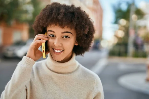 若いですヒスパニック系の女の子笑顔幸せな話上のスマートフォンで街 — ストック写真