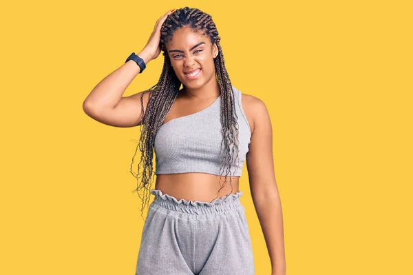 Ung Afrikansk Amerikansk Kvinna Med Flätor Bär Sportkläder Förvirra Och — Stockfoto