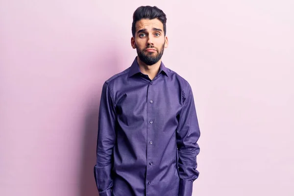 Mladý Pohledný Muž Plnovousem Neformální Košili Depresi Obavami Úzkosti Rozzuřený — Stock fotografie