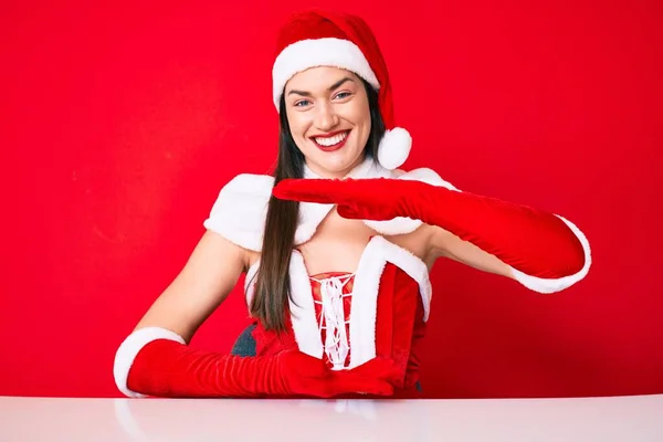 Νεαρή Καυκάσια Γυναίκα Φορώντας Κοστούμι Santa Claus Gesturing Χέρια Που — Φωτογραφία Αρχείου