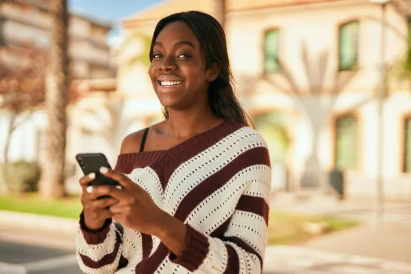 Юна Африканська Американка Посміхається Користуючись Смартфоном Місті — стокове фото