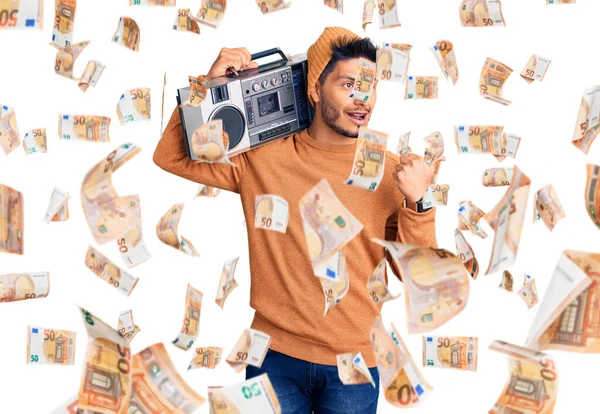 Guapo Joven Latinoamericano Sosteniendo Boombox Escuchando Música Sonriendo Con Cara — Foto de Stock