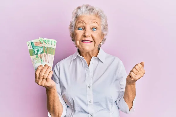 Senior Grijs Harige Vrouw Met Hong Kong Dollar Bankbiljetten Schreeuwen — Stockfoto