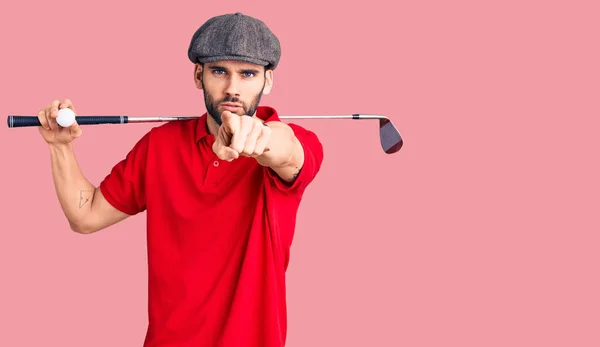 Jovem Homem Bonito Com Barba Jogando Golfe Segurando Clube Bola — Fotografia de Stock