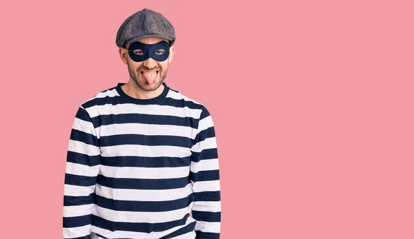 Hırsız Maskesi Takan Genç Yakışıklı Bir Adam Komik Bir Ifadeyle — Stok fotoğraf