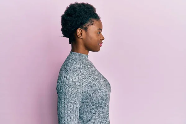 Jovem Afro Americana Vestindo Roupas Casuais Olhando Para Lado Relaxar — Fotografia de Stock