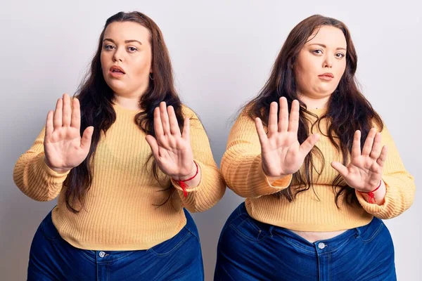 Jovens Gêmeos Size Vestindo Roupas Casuais Afastando Mãos Palmas Das — Fotografia de Stock