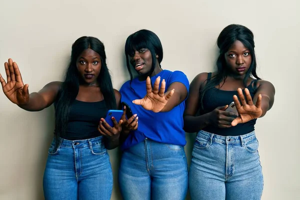 Три Молодых Африканских Американских Друга Использующих Смартфон Делать Стоп Жест — стоковое фото