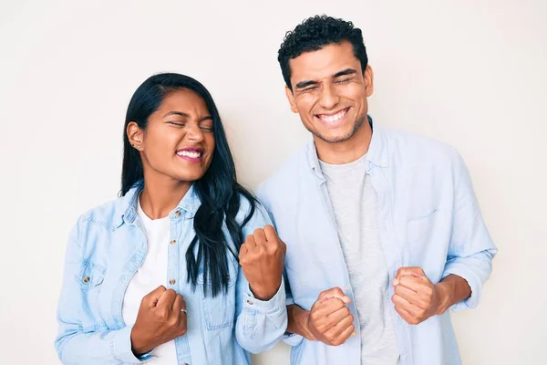 Pasangan Muda Latin Yang Cantik Mengenakan Pakaian Santai Bersemangat Untuk — Stok Foto