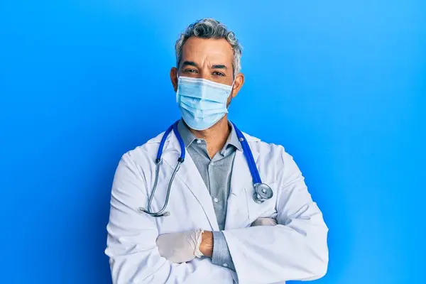 Hombre Pelo Gris Mediana Edad Vistiendo Uniforme Médico Máscara Médica — Foto de Stock