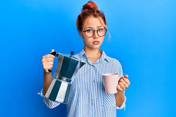 Mujer Pelirroja Joven Bebiendo Café Italiano Escéptico Nervioso Frunciendo Ceño — Foto de Stock