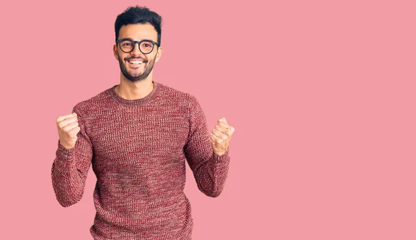 Homem Hispânico Bonito Jovem Vestindo Camisola Inverno Óculos Comemorando Surpreso — Fotografia de Stock