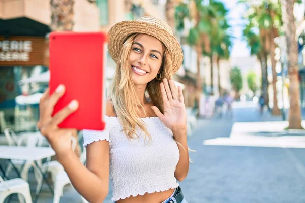 Νεαρή Ξανθιά Τουρίστρια Χαμογελώντας Ευτυχισμένη Κάνοντας Βιντεοκλήση Χρησιμοποιώντας Touchpad Στην — Φωτογραφία Αρχείου