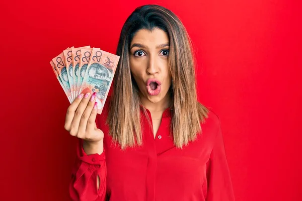 Belle Femme Brune Tenant Australien Dollars Effrayé Étonné Avec Bouche — Photo