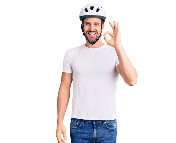 Jovem Homem Bonito Usando Capacete Bicicleta Sorrindo Positivo Fazendo Sinal — Fotografia de Stock