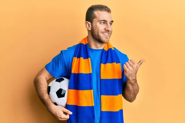 Joven Caucásico Hombre Fútbol Hooligan Animando Juego Sosteniendo Pelota Señalando — Foto de Stock