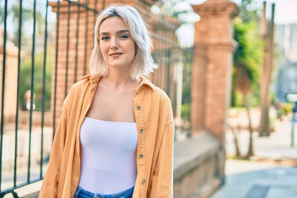 Jovem Loira Sorrindo Feliz Cidade — Fotografia de Stock