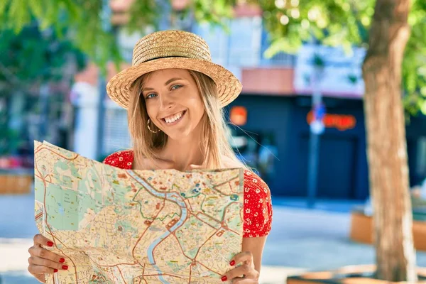 Mladé Blondýny Turistické Žena Sobě Letní Styl Hledá Město Trasu — Stock fotografie