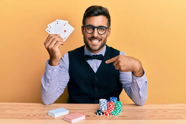 Knappe Spaanse Croupier Man Zit Tafel Met Poker Chips Kaarten — Stockfoto